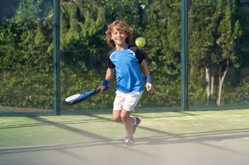 Padel per bambini e ragazzi: guida per genitori e giovani giocatori
