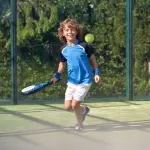 Padel per bambini e ragazzi: guida per genitori e giovani giocatori