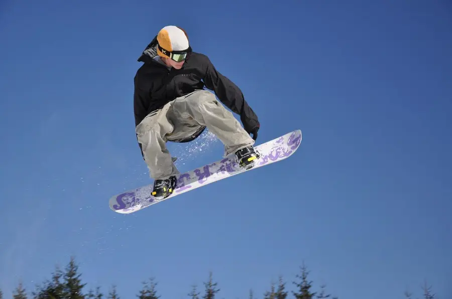 Come scegliere l’abbigliamento da snowboard ideale